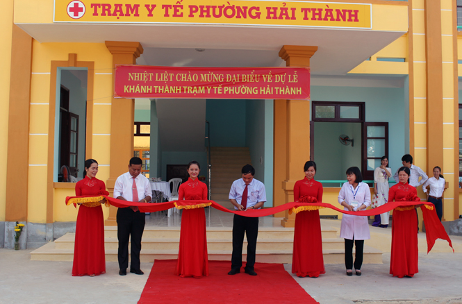 Đồng chí Hà Quốc Phong, Phó Bí thư Thành ủy Đồng Hới cùng lãnh đạo phường Hải Thành cắt băng khánh thành công trình Trạm y tế phường.