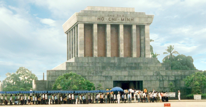 Hàng ngày có hàng ngàn lượt người vào lăng viếng Chủ tịch Hồ Chí Minh.                                 Ảnh: T.H
