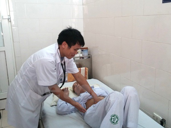 Bác sỹ khám cho bệnh nhân ung thư tuyến tiền liệt vừa được điều trị thành công. (Ảnh: PV/Vietnam+)
