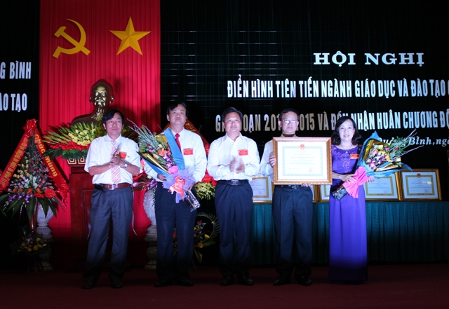 Đồng chí Nguyễn Tiến Hoàng, TUV, Phó Chủ tịch UBND tỉnh, thừa ủy quyền của Chủ tịch nước trao tặng Huân chương Độc lập hạng Ba cho ngành Giáo dục - Đào tạo Quảng Bình.