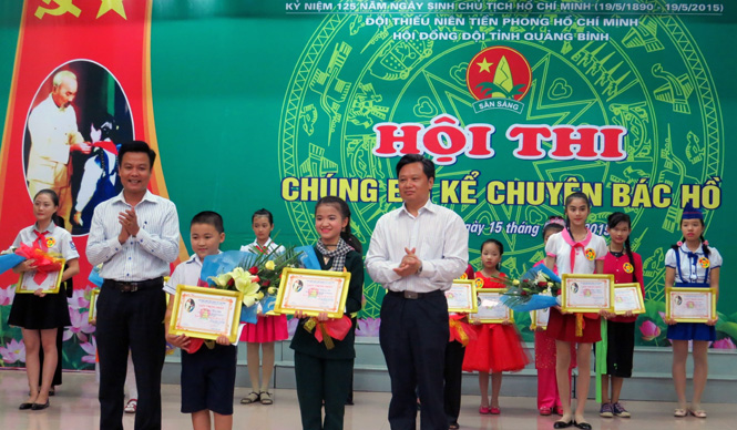 Đồng chí Nguyễn Tiến Hoàng, TUV, Phó Chủ tịch UBND tỉnh và anh Trần Quốc Tuấn, Bí thư Tỉnh Đoàn trao giải nhất cho các thí sinh.