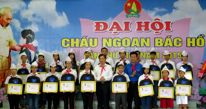 Đồng chí Trần Tiến Hoàng, TUV, Phó Chủ tịch UBND tỉnh trao quà và giấy chứng nhận “Cháu ngoan Bác Hồ” cho các đội viên.