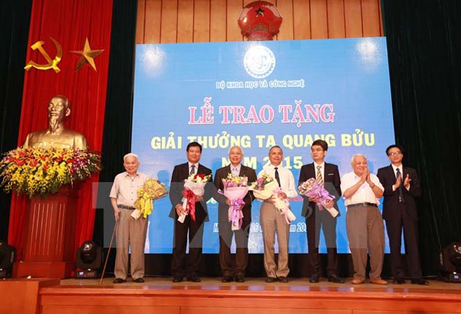  Phó Thủ tướng Vũ Đức Đam (bìa phải) chúc mừng 4 nhà khoa học được trao giải thưởng Tạ Quang Bửu năm 2015. (Ảnh: Anh Tuấn/TTXVN)