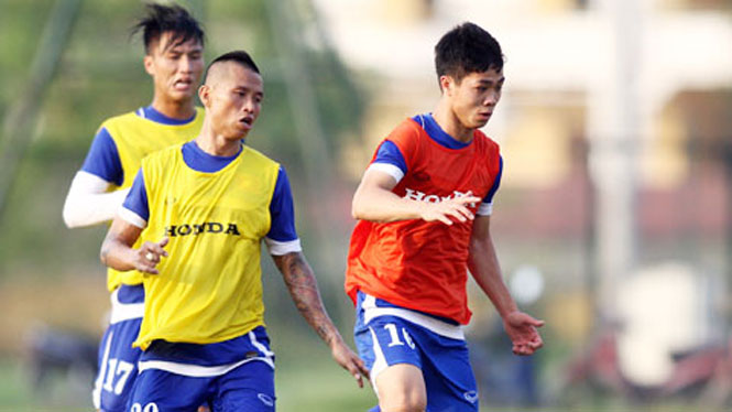 Công Phượng (bên phải) đã không được tung vào sân trong trận đấu với ĐT CHDCND Triều Tiên.