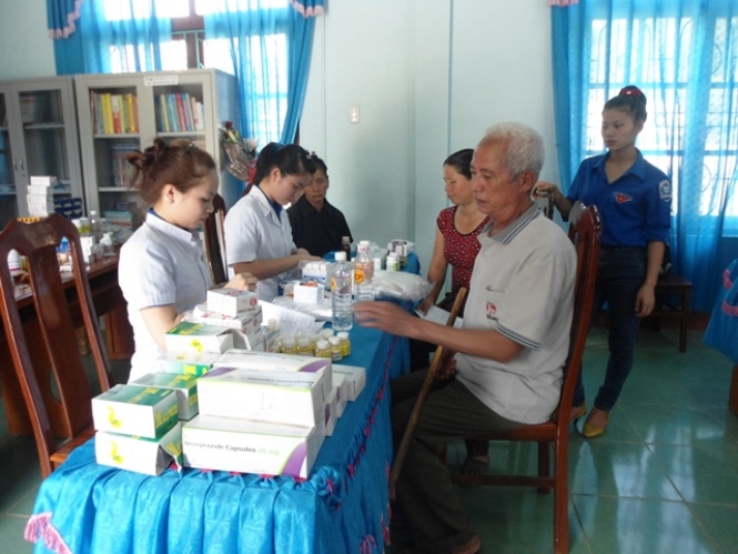  Các thầy thuốc trẻ cấp phát thuốc miễn phí cho người dân xã Thanh Thạch, huyện Tuyên Hóa