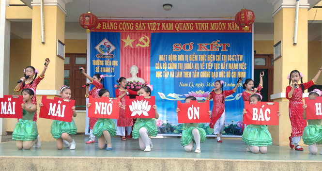Màn đồng diễn của các em học sinh Trường TH số 3 Nam Lý tại buổi lễ sơ kết thực hiện Chỉ thị số 03 của Bộ chính trị.