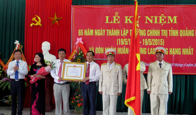 Thừa ủy quyền của Chủ tịch nước, đồng chí Nguyễn Hữu Hoài, Phó Bí thư Tỉnh ủy, Chủ tịch UBND tỉnh đã trao huân chương Lao Động hạng Nhất cho Trường Chính trị tỉnh.