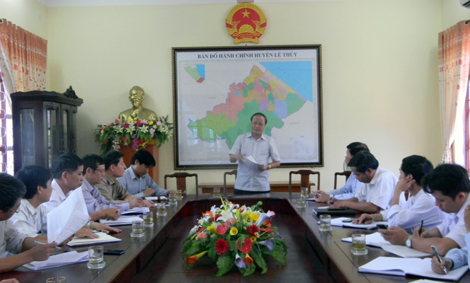 Đồng chí Trần Văn Tuân làm việc với UBND huyện Lệ Thuỷ về kết quả sản xuất vụ đông-xuân 2014-2015