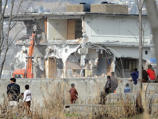 Lực lượng an ninh Pakistan phá dỡ ngôi nhà mà trùm khủng bố Osama bin Laden từng ẩn náu ở Abbottabad. (Nguồn: AFP/TTXVN)
