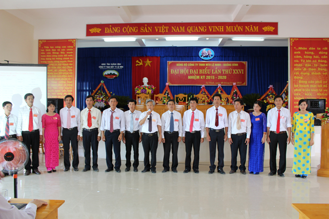 Ban Chấp hành Đảng bộ Công ty TNHH MTV Lệ Ninh khóa 26, nhiệm kỳ 2015 - 2020    ra mắt tại Đại hội.   
