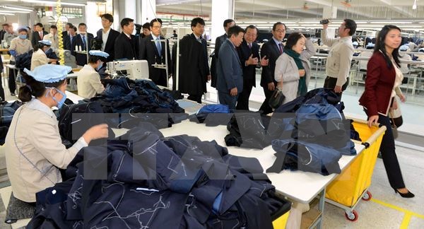 Công nhân làm việc tại khu công nghiệp chung Kaesong. (Nguồn: AFP/TTXVN)