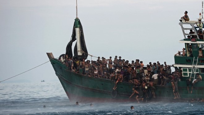 Tàu chở người di cư trên biển Đông Nam Á. (Nguồn: CNN)