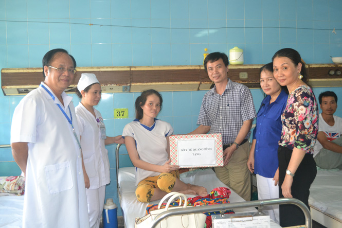 Sở Y tế thăm hỏi, tặng quà cho thai phụ Hoàng Thị Xuân.