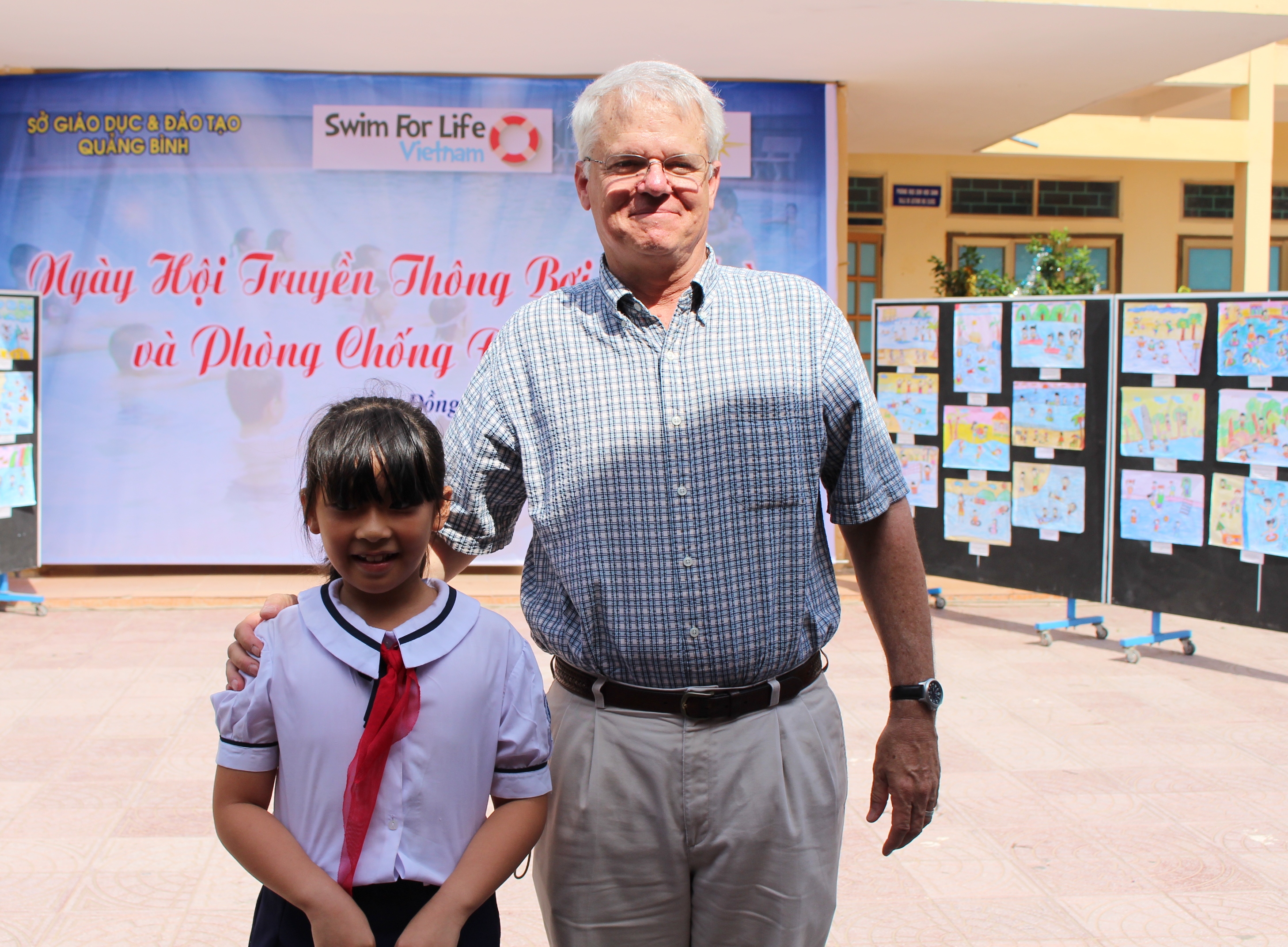 Đại diện Tổ chức nhân đạo Golden West trao giải nhất vẽ tranh cho em Bùi Anh Chi, lớp 5.6