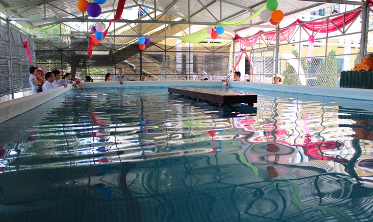 Bể bơi đạt chuẩn quốc tế về vệ sinh và an toàn do Dự án Swim for life tài trợ