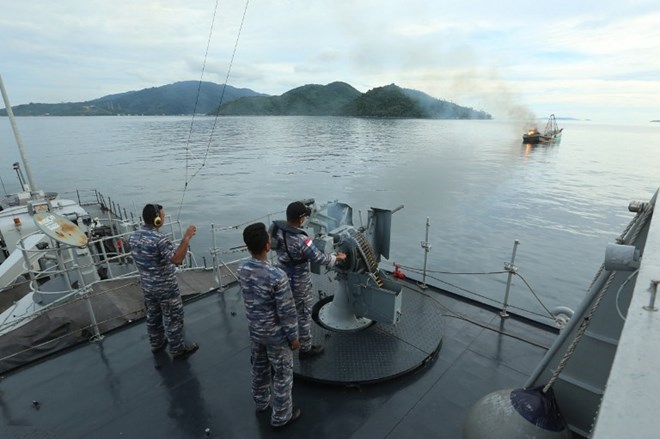 Indonesia đánh chìm một tàu đánh bắt cá trái phép (Nguồn: AFP)