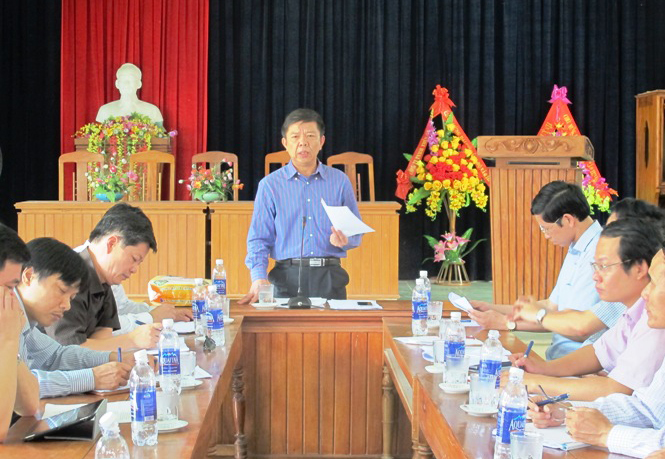 Đồng chí Nguyễn Hữu Hoài, Phó Bí thư Tỉnh ủy, Chủ tịch UBND tỉnh, Trưởng ban Chỉ đạo Chương trình MTQGXDNTM tỉnh phát biểu tại buổi làm việc.