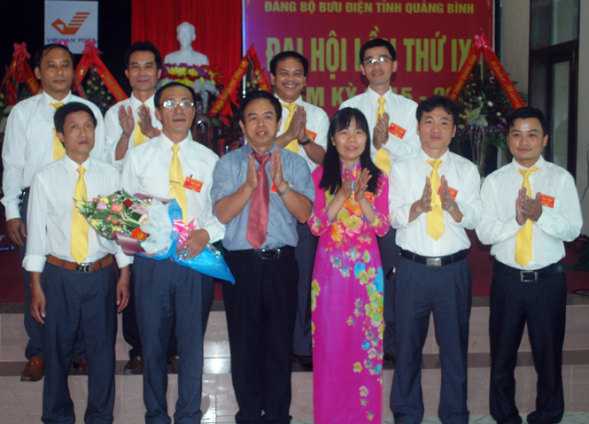 Chú thích ảnh: Đồng chí Phan Trung Thành, TUV, Bí thư Đảng ủy khối Doanh nghiệp tặng hoa cho BCH Đảng bộ Bưu điện tỉnh nhiệm kỳ 2015- 2020.