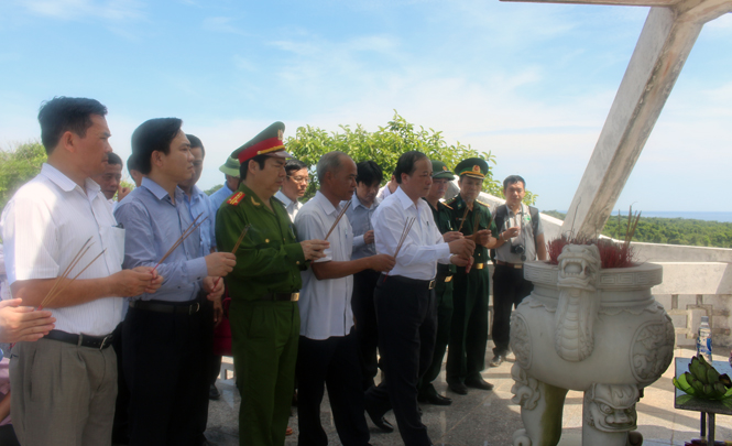 Đồng chí Trần Văn Tuân và các thành viên trong đoàn thắp hương tại Đài tưởng niệm các anh hùng liệt sỹ đảo Cồn Cỏ.