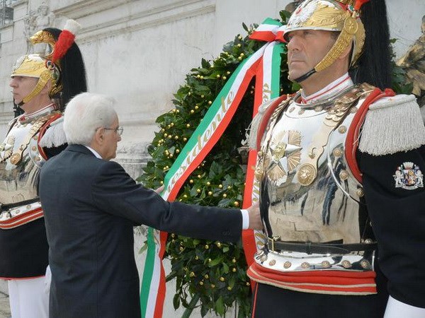 Tổng thống Sergio Mattarella đặt hoa tại Đài tưởng niệm Liệt sỹ vô danh ở Rome. (Nguồn: ANSA)