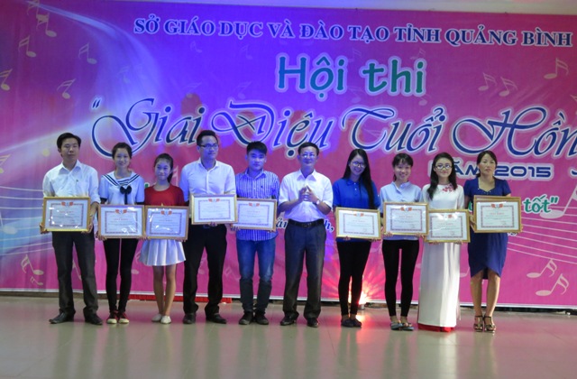 Đồng chí Đoàn Đức Liêm, TUV, Giám đốc Sở Giáo dục và Đào tạo trao giấy khen và phần thưởng cho 11 tiết mục đoạt giải nhất tại hội thi “Giai điệu tuổi hồng” năm 2015.