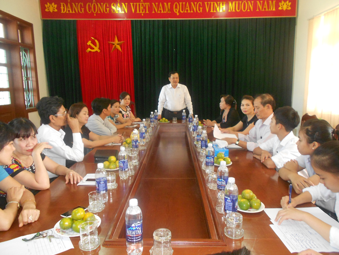 Ông Phạm Xuân Bình - Giám đốc Sở Lao động-Thương binh và Xã hội dặn dò các em trước khi lên đường