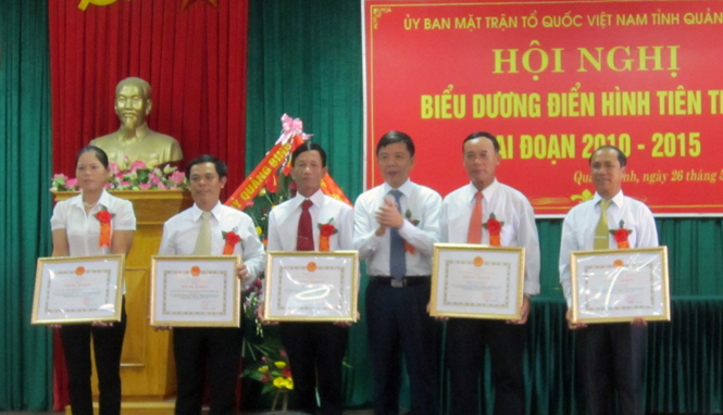Đồng chí Nguyễn Hữu Hoài, Phó Bí thư Tỉnh ủy, Chủ tịch UBND tỉnh trao tặng bằng khen cho các tập thể, cá nhân điển hình tiên tiến trong phong trào thi đua yêu nước giai đoạn 2010-2015 do Mặt trận các cấp phát động.