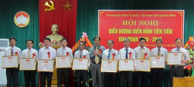 Đồng chí Lê Hùng Phi, Ủy viên Thường vụ Tỉnh ủy, Chủ tịch Ủy ban MTTQVN tỉnh tặng bằng khen cho các tập thể và cá nhân có thành tích xuất sắc trong phong trào thi đua yêu nước giai đoạn 2010-2015 do Ủy ban MTTQVN tỉnh phát động.