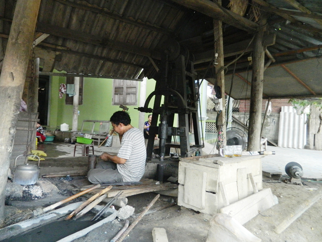Sản xuất sản phẩm rèn truyền thống tại xã Quảng Hoà.