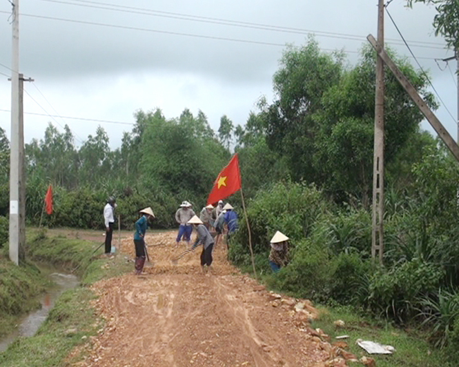 Phụ nữ thôn Vĩnh Tuy IV, xã Vĩnh Ninh ra quân làm vệ sinh môi trường.