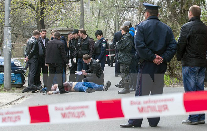 Cảnh sát điều tra tại hiện trường vụ sát hại nhà báo Oles Buzyna ở Kiev, Ukraine. (Nguồn: AFP/TTXVN)