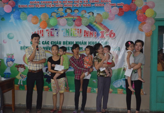 Hội bảo trợ bệnh nhân nghèo Bệnh viện hữu nghị Việt Nam – Cu Ba Đồng Hới trao quà cho các bệnh nhi có hoàn cảnh khó khăn