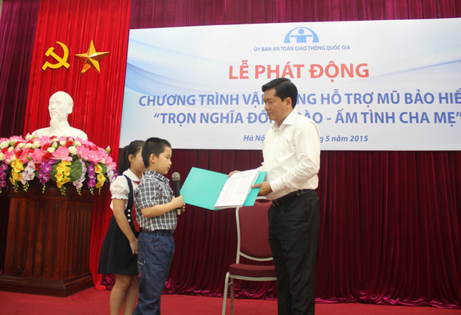 Nguyễn Đức Thịnh trao 270.000 chữ ký của trẻ em trên cả nước kêu gọi các nhà lãnh đạo hành động vì sự an toàn của trẻ em Việt Nam.