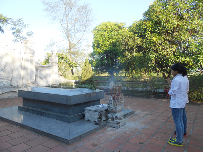 Phần mộ Danh nhân Văn hóa thế giới Đại thi hào Nguyễn Du.   Ảnh: T.H