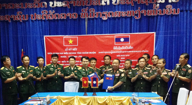 Lãnh đạo Bộ CHQS Quảng Bình và Bộ CHQS tỉnh Khăm Muộn ký kết biên bản ghi nhớ phối hợp thực hiện nhiệm vụ quân sự, quốc phòng năm 2015.