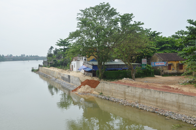 Chủ đầu tư còn nợ nhà thầu gần 20 tỷ đồng, dự án kè sông Kiến Giang, từ 5 năm nay chưa biết bao giờ mới trả.