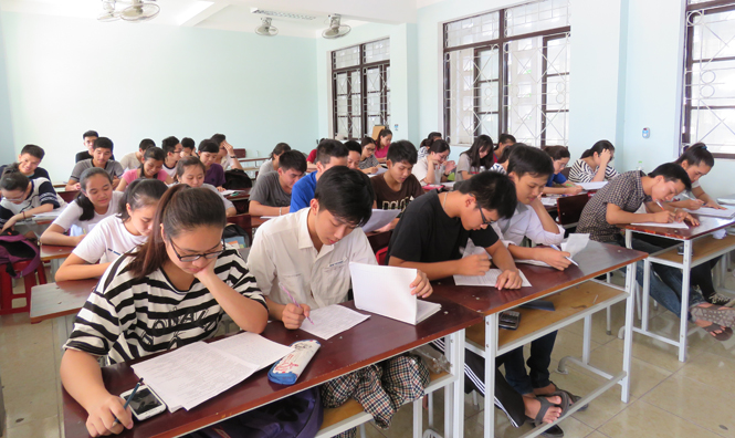 Học sinh lớp 12 Trường THPT Chuyên Võ Nguyên Giáp đang miệt mài ôn luyện cho kỳ thi THPT quốc gia đầu tiên đạt kết quả tốt.