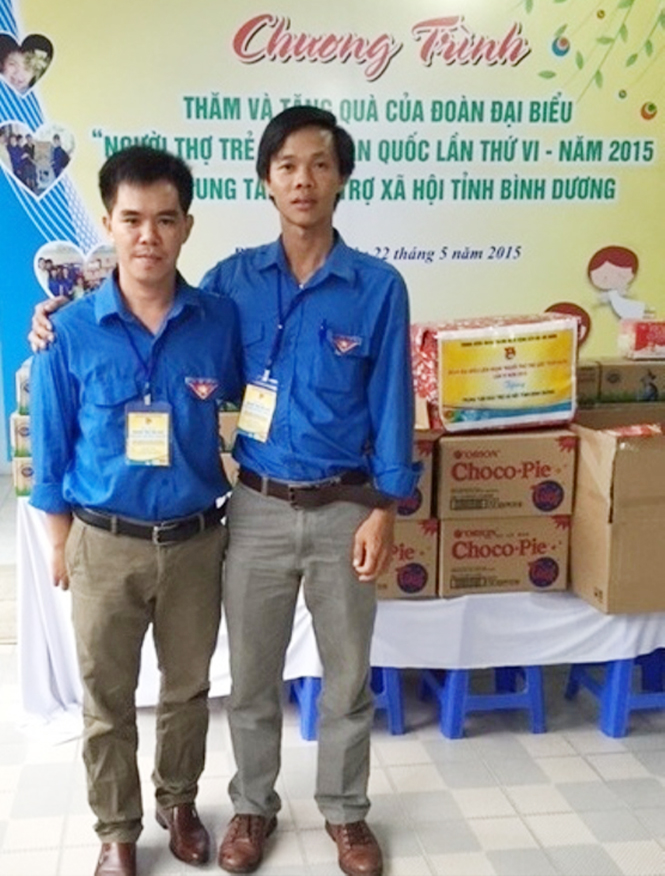Anh Hà Xuân Hùng và anh Phan Thanh Hà tham gia tình nguyện tại Trung tâm Bảo trợ  xã hội tỉnh Bình Dương.
