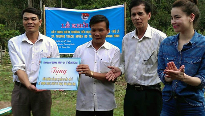 Công ty TNHH thương mại và dịch vụ Hồ Ngọc Hà trao bảng tượng trưng số tiền tài trợ xây dựng điểm trường tiểu học tại bản Cu Tồn- Mê Lỳ, xã Thượng Trạch, huyện Bố Trạch.