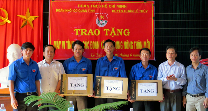 Đại diện lãnh đạo Đoàn khối các cơ quan tỉnh trao máy tính cho các Đoàn xã tham gia xây dựng nông thôn mới ở huyện Lệ Thủy.