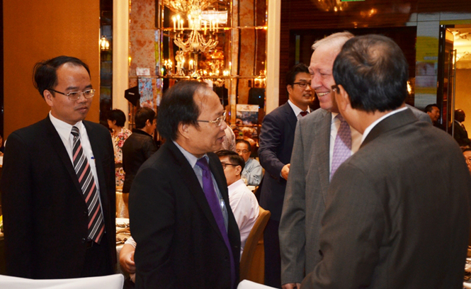 Bộ trưởng Hoàng Tuấn Anh trò chuyện với các vị khách tại chương trình quảng bá du lịch Việt Nam. Ảnh: VGP/Thanh Liêm