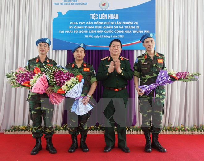 Trung tâm Gìn giữ hòa bình Việt Nam tổ chức chia tay 3 cán bộ thuộc Trung tâm Gìn giữ hòa bình Việt Nam lên đường làm nhiệm vụ tại phái bộ gìn giữ hòa bình Liên hợp quốc ở Cộng hòa Trung Phi. (Ảnh: Hồng Pha/TTXVN phát)