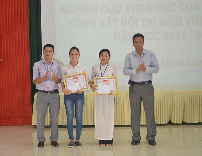 Ông Hoàng Dương Hùng, Phó giáo sư -Tiến sĩ, Hiệu trưởng Trường đại học Quảng Bình trao giải nhất cho hai nhóm sinh viên đạt giải.