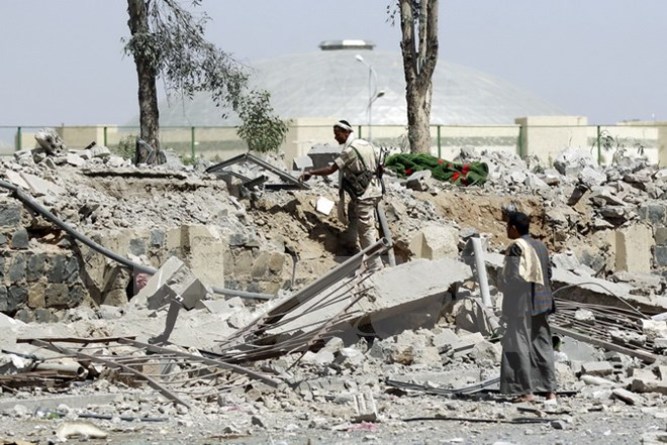 Cảnh đổ nát sau các cuộc không kích của liên quân tại khu vực phía bắc thủ đô Sanaa ngày 31-5. (Nguồn: AFP/TTXVN)