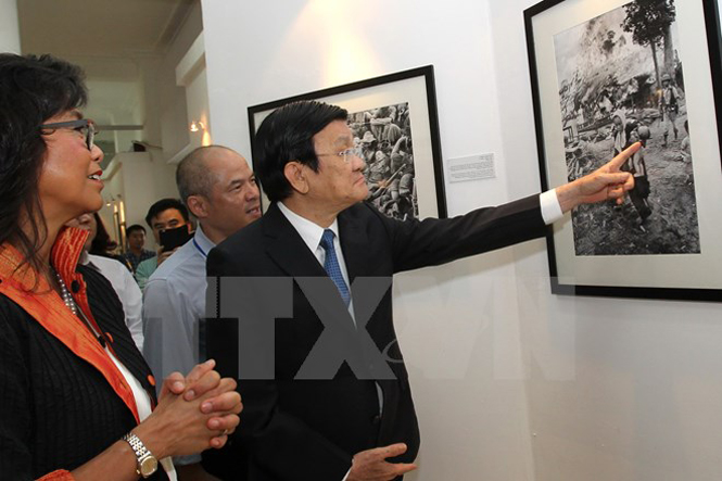 Chủ tịch nước Trương Tấn Sang đến thăm triển lãm ảnh 