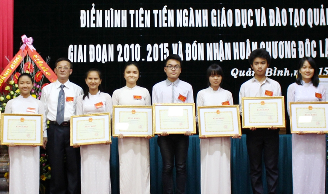 Nguyễn Anh Tuấn (đứng thứ hai từ phải sang) nhận bằng khen của UBND tỉnh