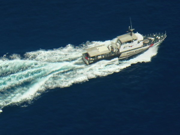 Tàu của Hải quân Malaysia tuần tra, tìm kiếm máy bay mất tích trên biển. (Nguồn: AFP/TTXVN)