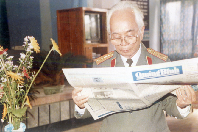 Đại tướng Võ Nguyên Giáp đọc Báo Quảng Bình trong dịp về quê nhà.
