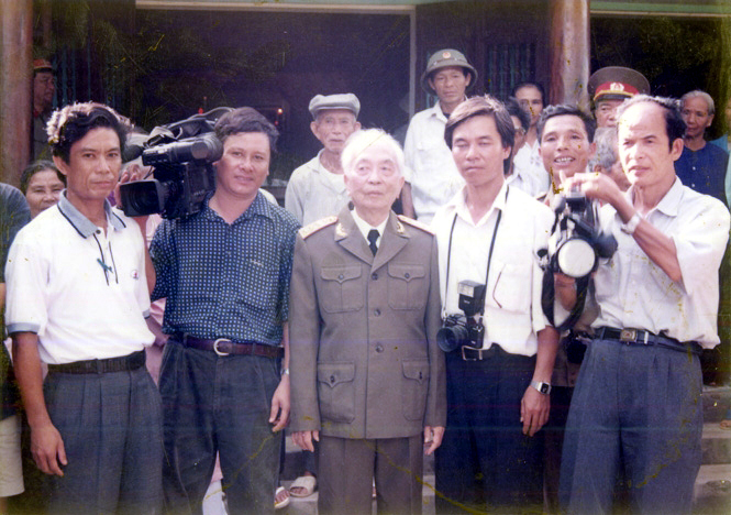 Đại tướng Võ Nguyên Giáp chụp ảnh lưu niệm cùng những người làm báo Quảng Bình