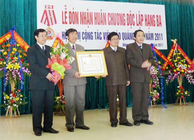 Thừa uỷ quyền của Chủ tịch nước, đồng chí Hoàng Đăng Quang, Phó Bí thư Thường trực Tỉnh uỷ, Trưởng đoàn đại biểu Quốc hội tỉnh trao Huân chương Độc lập hạng Ba cho Báo Quảng Bình.
